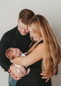Neugeborenenshooting in Nordenham – gemeinsam schaffen wir emotionale Erinnerungen, die euch ein Leben lang begleiten.